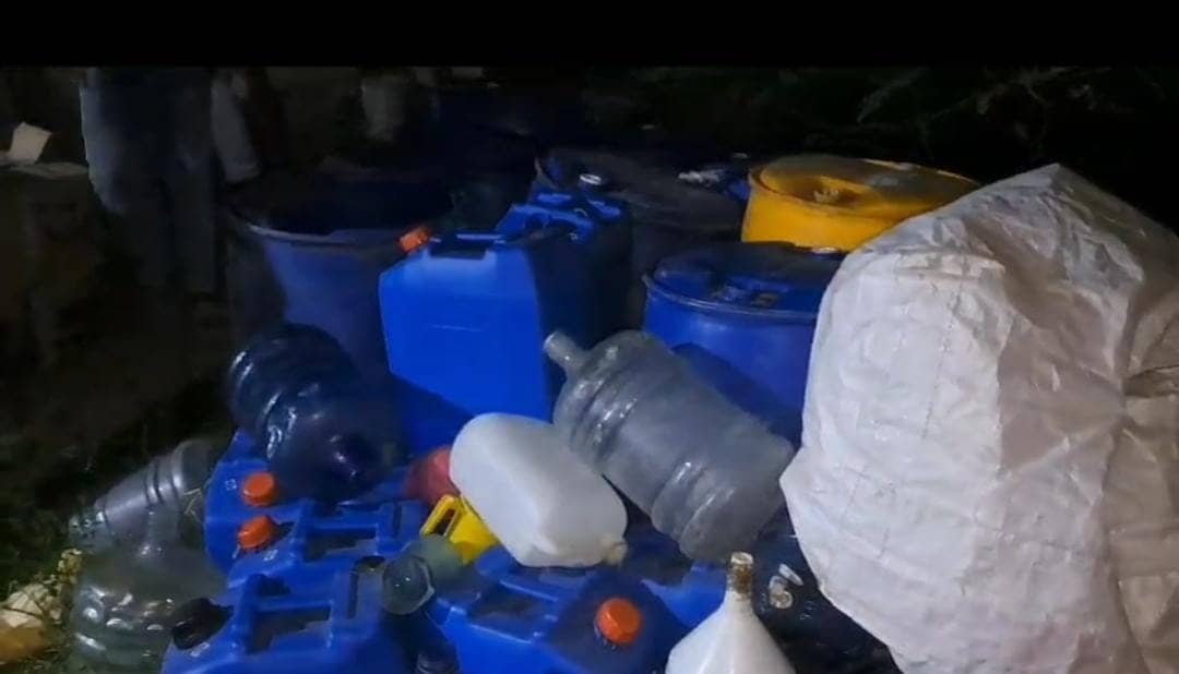 अवैध शराब के खिलाफ मानगो पुलिस को मिली बड़ी सफलता, शराब फैक्ट्री का किया उद्भेदन, लाखों का शराब बरामद