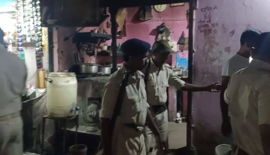 देवघर: पर्व त्यौहार को देखते हुए अवैध शराब कारोबार पर प्रशासन रेस, उत्पाद विभाग ने होटल और दुकान में मारा छापा, दो गिरफ्तार