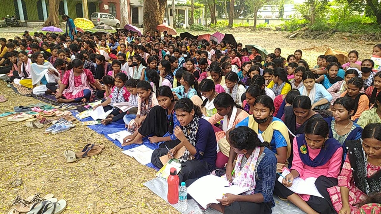 दुमका: अनिश्चितकालीन धरना पर बैठे कल्याण छात्रावास के छात्र, जानें क्या है इनकी मांग