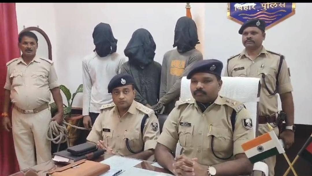 बेगूसराय: पुलिस ने लूटकांड में शामिल 3 अपराधी को हथियार के साथ किया गिरफ्तार, पढें कैसे पुलिस के जाल में फंसे बदमाश