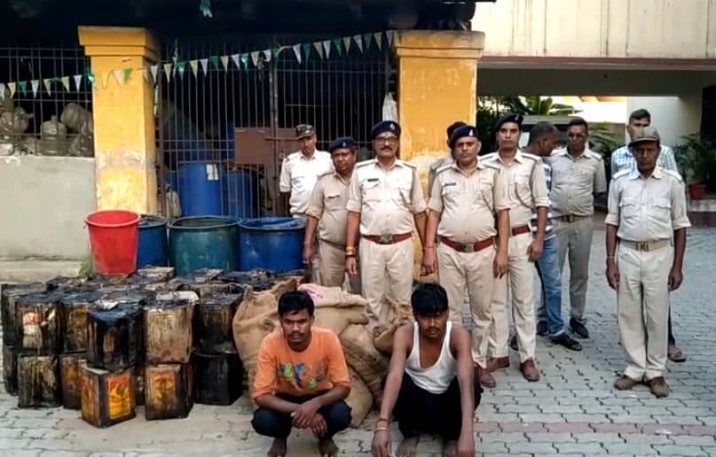 देवघर में अवैध महुआ मिनी शराब फैक्ट्री का भंडाफोड़, शराब को बिहार भेजे जाने की थी तैयारी 