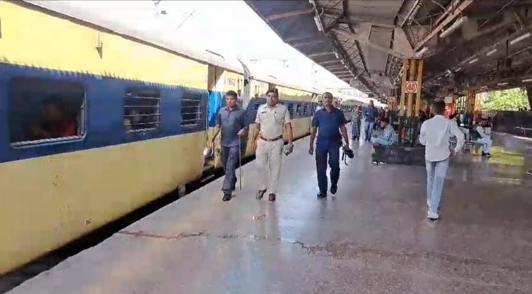 पटना: यात्री ट्रेन में बम रखे जाने की सूचना से मचा हड़कंप, रेलवे पुलिस कर रही है जांच