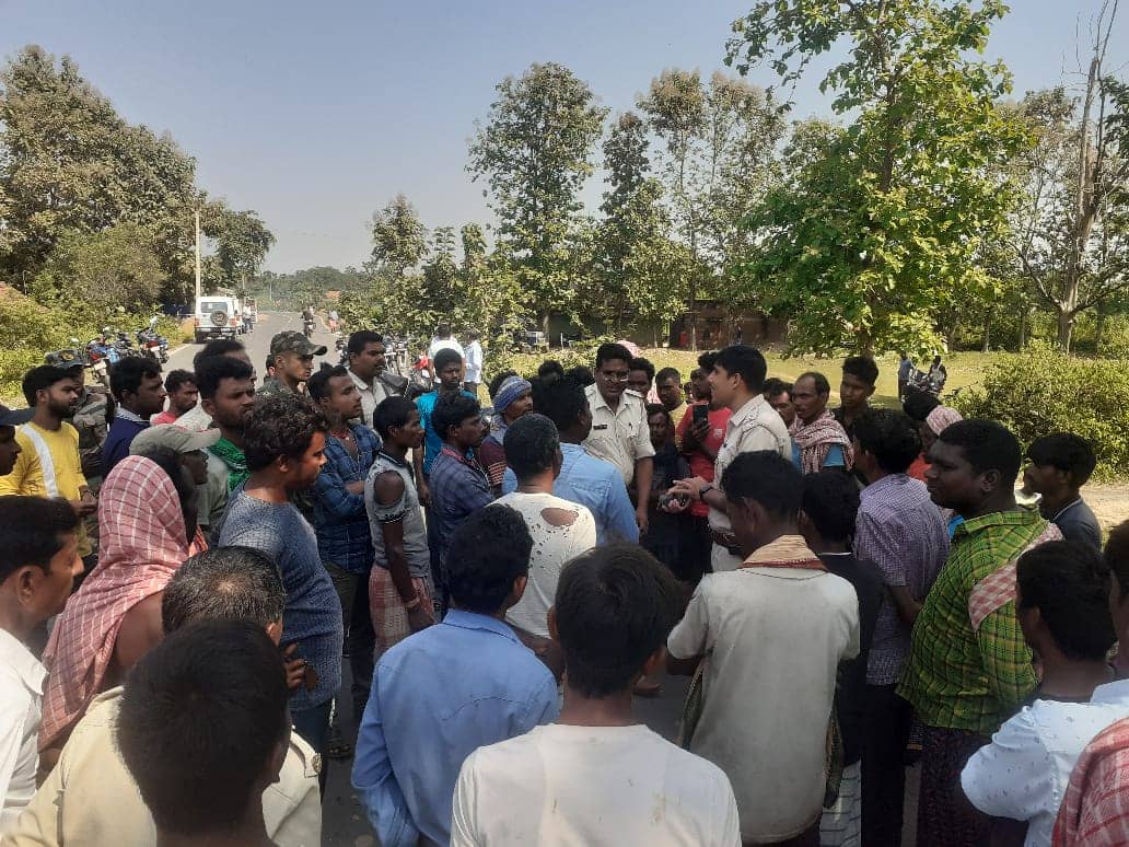 देवघर: कोयला लदा डम्फर की चपेट में आने से युवक की मौत, मुआवजा को लेकर आक्रोशित लोगों ने किया रोड जाम