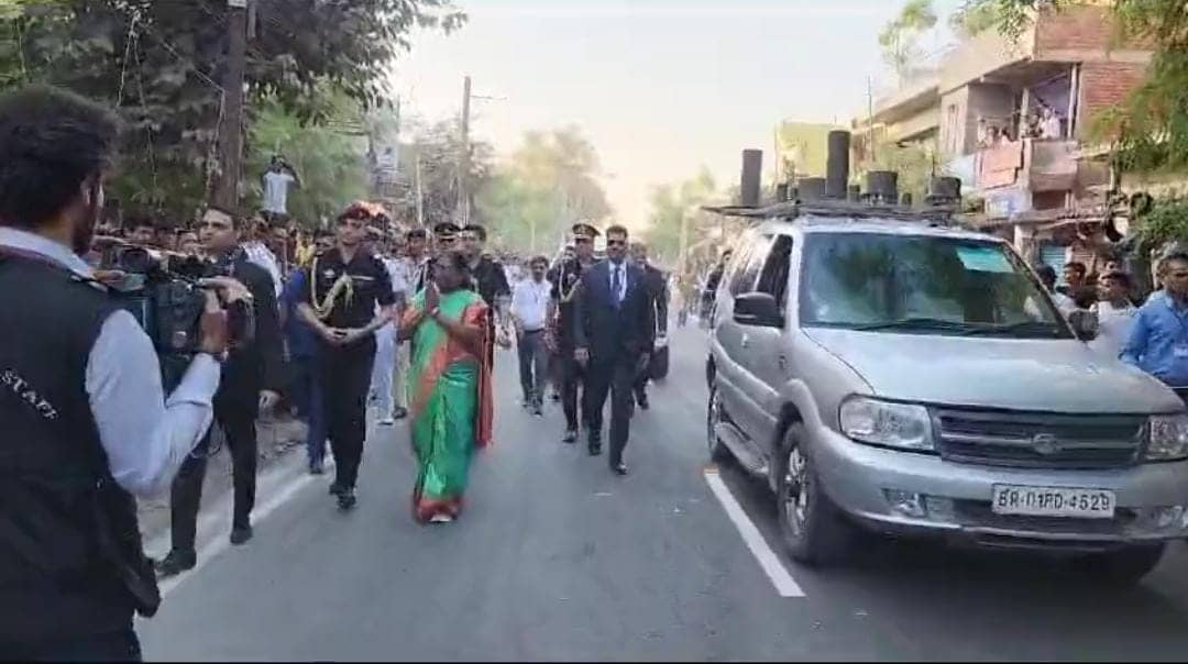 राष्ट्रपति द्रौपदी मुर्मू का तीन दिवसीय बिहार दौरा हुआ समाप्‍त, काफिला रोक लोगों और बच्चों से मिली राष्ट्रपति