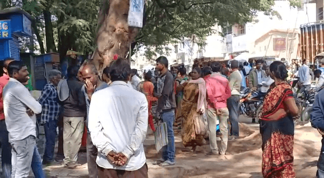 "ग्रीन जोन से कैसे पलेगा परिवार, रोजी-रोटी पर लात मत मारो सरकार"