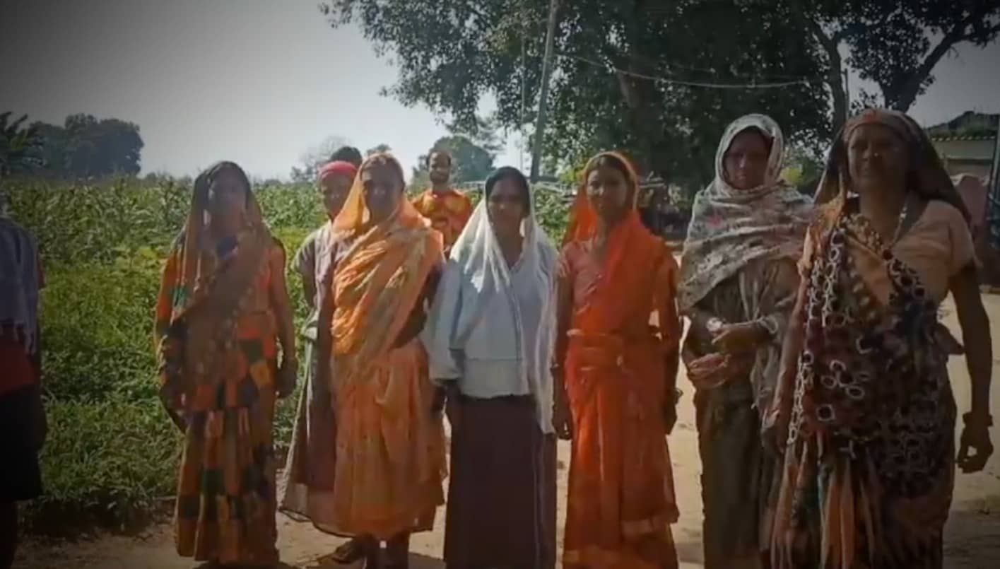 गुमला के लोगों को कई महीने से नहीं मिल रहा अनाज, दो वक्त की रोटी के लिए पीडीएस दुकानों का लगा रहे चक्कर