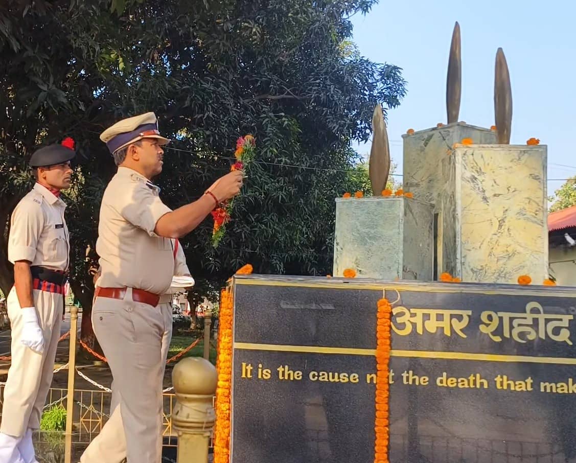 दुमका: संस्मरण दिवस पर पुलिस लाइन में श्रद्धांजलि सभा का आयोजन, शहीद जवानों को किया गया याद