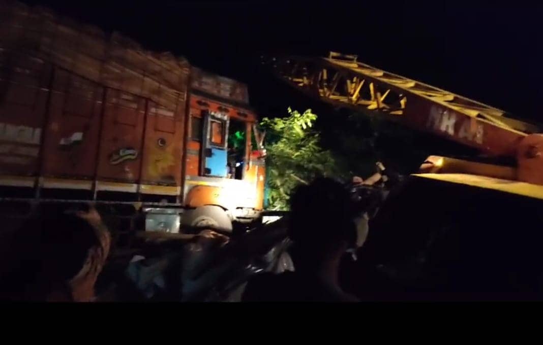 तोपचांची : दुकान में घुसा ट्रक और मालिक को साथ लेकर बढ़ाता चला गया ,जानिए फिर क्या हुआ 