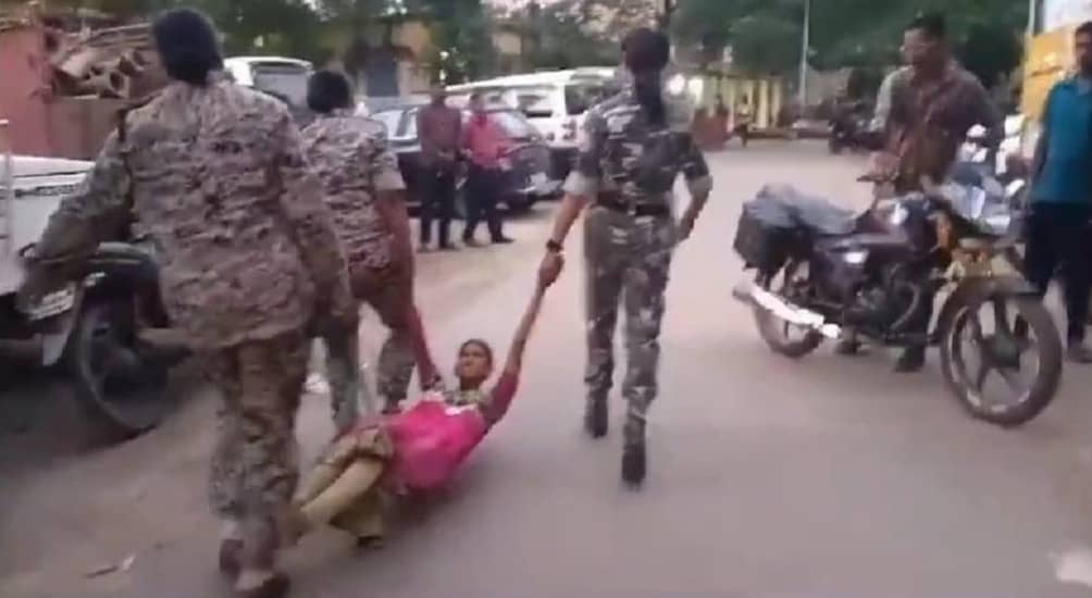 देखिए !! चास थाना के महिला जवानों की करतूत, कैसे बांधकर और टांगकर ले जा रही हैं चोरी का मोबाइल रखने के महिला आरोपी को