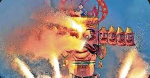 लोहरदगा- दुर्गा पूजा पंडालों में जुट रही है भक्तों की भीड़, जाने क्यों इस साल बदला गया है रावण दहन का स्थान