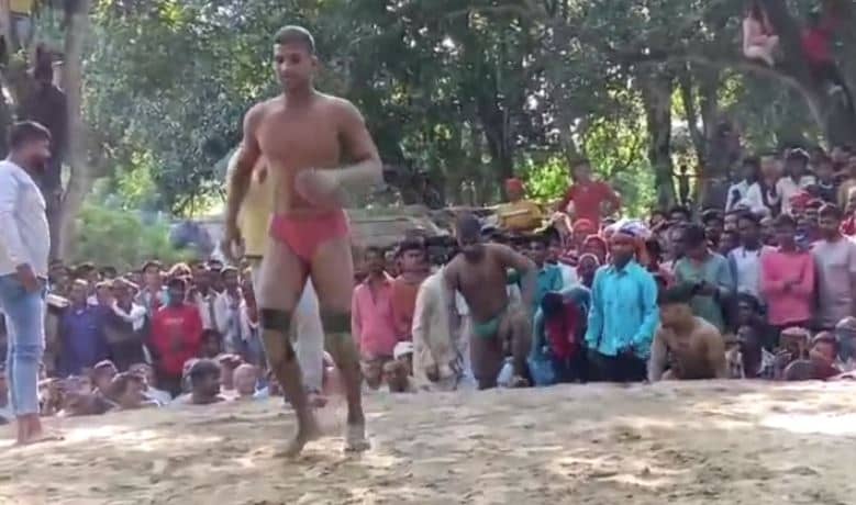 दशहरा के मौक़े पर घने जंगलों के बीच मल्लयुद्ध प्रतियोगिता का आयोजन, नेपाल, यूपी समेत बिहार के कई दिग्गज पहलवान शामिल
