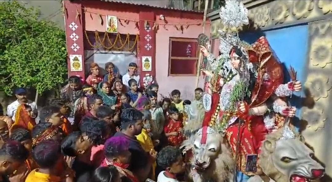 अररिया: बेटी की तरह की गई मां की नम आंखों से विदाई, पढें क्यों कंधे होती हैं यहां माता की विदाई