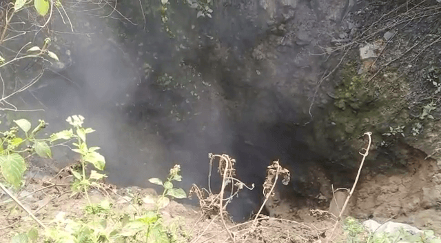 तेज आवाज के साथ फट गई जमीन, निकल रही हैं जहरीली गैस, दहशत में लोग