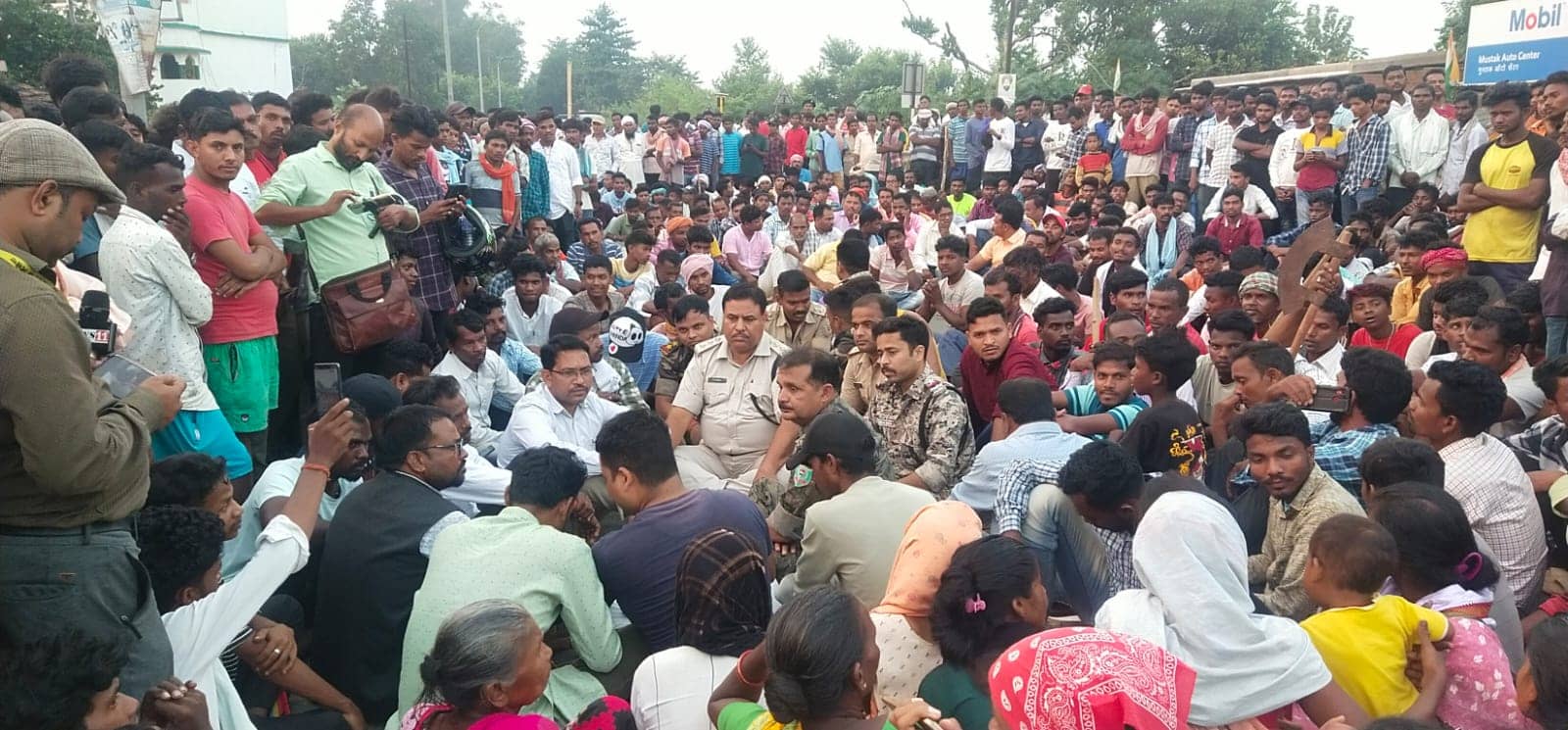 दुमका: तूल पकड़ने लगा आदिवासी छात्र की हत्या का मामला, आदिवासी समाज चक्का जाम कर मुआवजा और नौकरी की कर रहे मांग