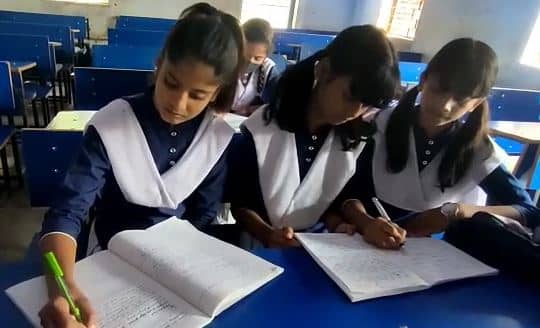 बिना टॉयलेट का है चतरा का यह गर्ल्स स्कूल, डर के साए में पढ़ती बेटियां