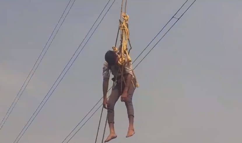 देवघर: आखिरकार कड़ी मसक्कत के बाद टावर से उतारा गया युवक, एनडीआरएफ और प्रशासन के सहयोग की हो रही है सराहना