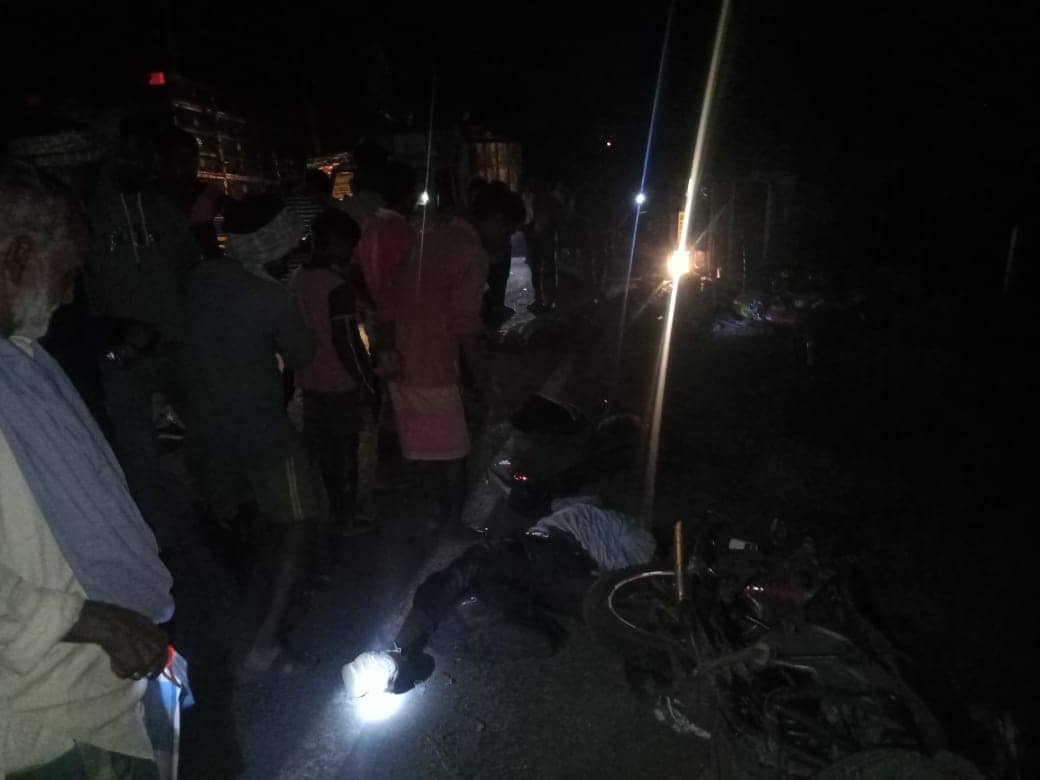 दुमका: सड़क हादसे में चाचा-भतीजा समेत तीन की मौत, रोड जाम कर परिजन मुआवजे की कर रहे मांग