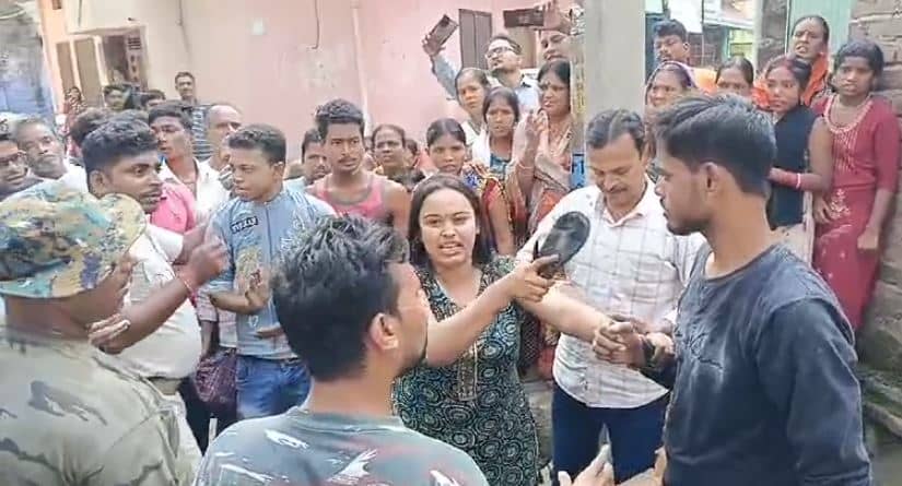 भागलपुर: कलयुगी पत्नी ने पति की चप्पल से की पिटाई,  हाई वोल्टेज ड्रामा देख लोगों की लगी भीड़