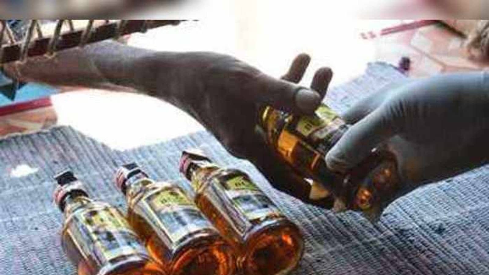 रांची में बिक रही महंगी शराब, शिकायत के बाद एक्शन मोड में विभाग, 22 सेल्समैन सस्पेंड