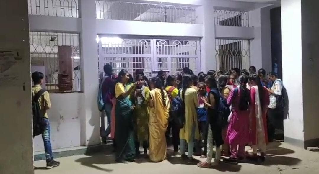 भागलपुर:मार्क्स शीट नहीं मिलने पर तिलकामांझी विश्वविद्यालय की छात्राओं का फूटा गुस्सा, मुख्य द्वार को बंदकर किया हंगामा