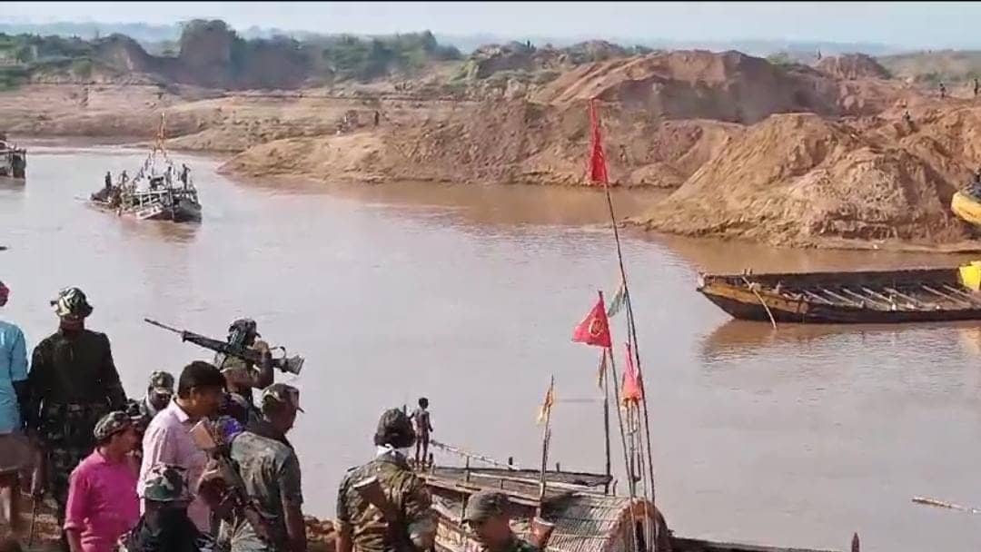 फायरिंग से थर्राया बिहार! वर्चस्व को लेकर बालू माफिया के बीच 200 राउंड फायरिंग, आधा दर्जन पॉकलेन आग के हवाले