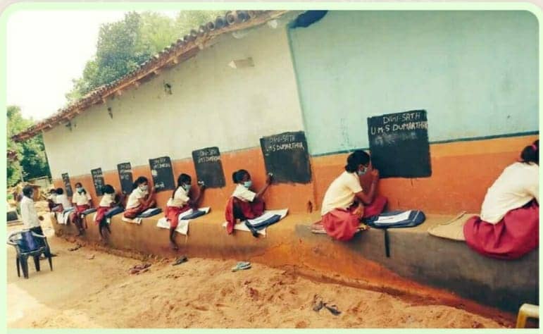 दुमका के शिक्षक की ब्लैकबोर्ड हो गई चोरी, मुख्यमंत्री से डॉ सपन ने लगाई गुहार, जानिए पूरा मामला