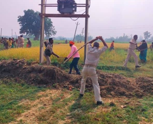 गढ़वा में पुलिस-ग्रामीणों के बीच बवाल, तीन पुलिस जवान समेत चार हुए घायल, जानिए क्या है मामला 