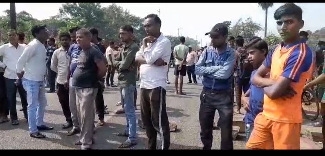 धनबाद के चिरकुंडा में बस ने ली युवक की जान, लोगों में आक्रोश 