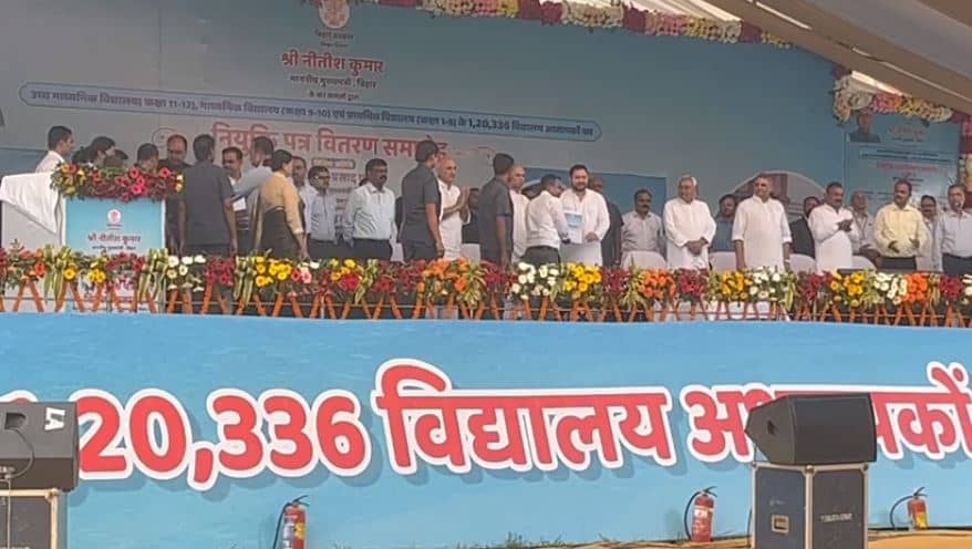 महागठबंधन की बड़ी सौगात, दिवाली से पहले एक साथ 1 लाख 20 हजार से ज्यादा युवाओं को मिला सरकारी नौकरी वाला गिफ्ट