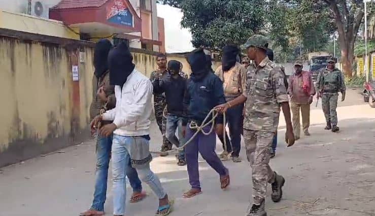 गुमला : पुलिस ने जुआ खेलते 9 जुआरियों को किया गिरफ्तार, नगद राशि और वाहन जब्त