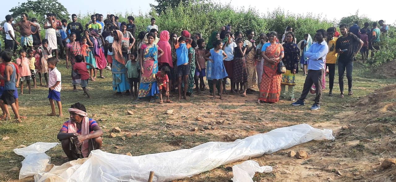 दुमका में मिट्टी में गड़ा मिला अज्ञात महिला का शव, इलाके में सनसनी 