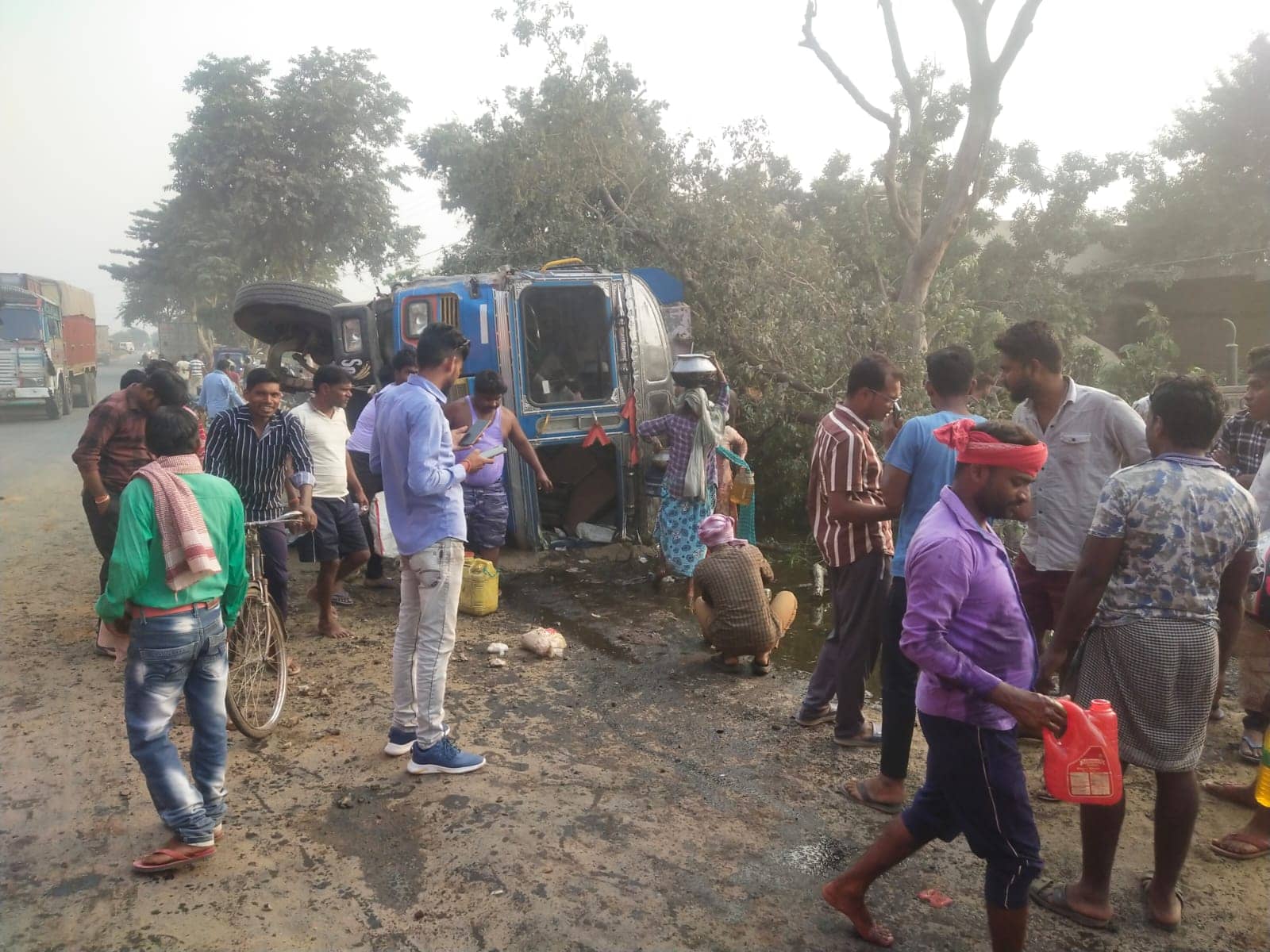 दुमका: कैमिकल से भरी टैंकर पलटी, खाद्य पदार्थ समझकर लोग भरने लगे बाल्टी