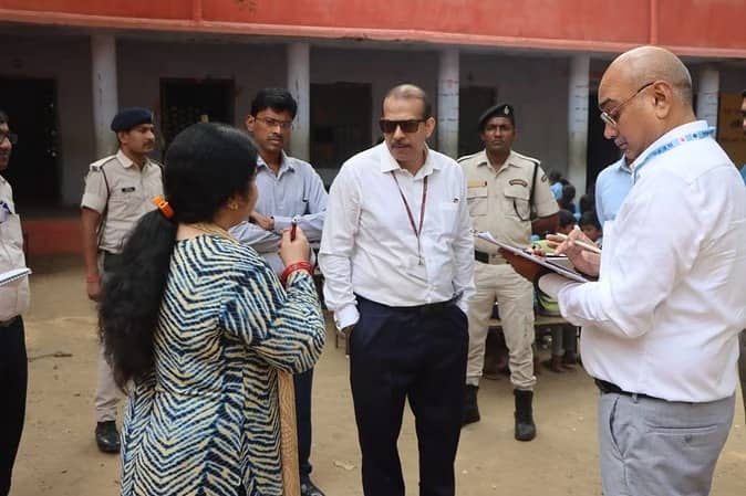 औरंगाबाद: आईएएस केके पाठक ने सरकारी स्कूलों का लिया जायजा, स्कूल नहीं आनेवाले स्टूडेंट्स का नाम काटने का निर्देश