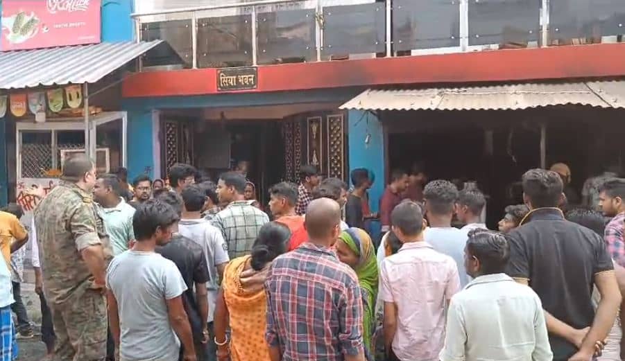 दुमका के मिठाई दुकान में एलपीजी सिलेंडर से लगी आग, लाखों का नुकसान 