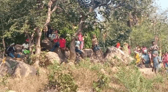 मंदिर मसले पर यहां बज गई डुगडुगी, तीर-धनुष, लाठी लेकर जुटे लोग फिर पुलिस ने ये किया