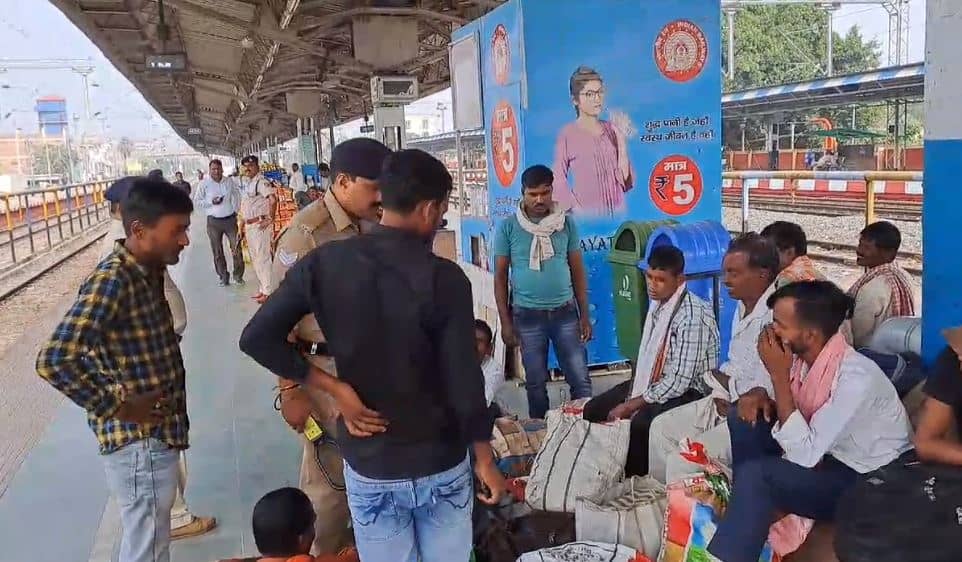 हाजीपुर : त्योहार में स्टेशन पर यात्रियों की भीड़ को लेकर पुलिस अलर्ट, चलाया जागरुकता अभियान