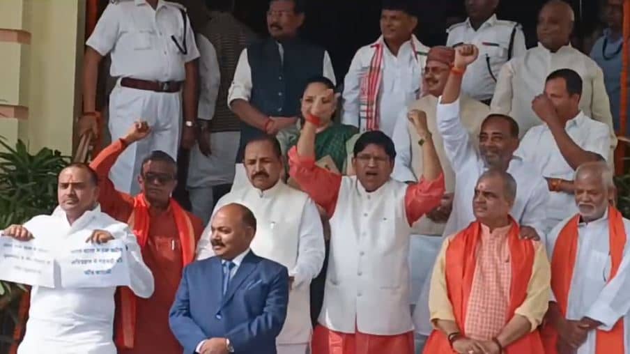 शीतकालीन सत्र : सदन की कार्यवाही शुरू होने से पहले ही विधान परिषद के बाहर बीजेपी का जोरदार हंगामा,मुख्यमंत्री नीतीश कुमार से की इस्तीफे की मांग