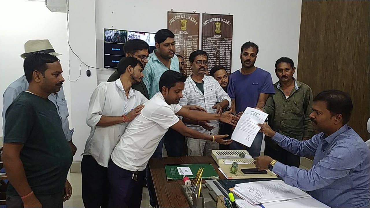 दुमका: जिला प्रशासन ने पटाखा विक्रेताओं के लिए जारी किया आदेश, निर्धारित स्थल से अलग पटाखा बिक्री करने पर होगी सख्त कार्यवाई