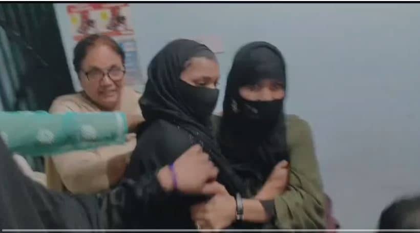 जब दो बहनों को आपस में हुआ प्यार तो सुरक्षा की गुहार लगाने पहुंची थाना, जानिए फिर क्या हुआ