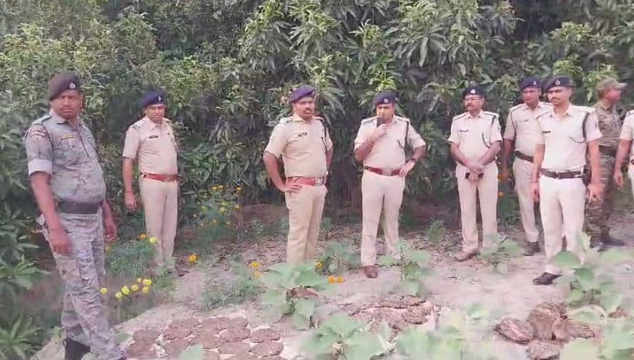 बेगूसराय में अंग्रेजी शराब बनाने वाली फैक्ट्री को पुलिस ने किया शील, भारी मात्रा में शराब बरामद