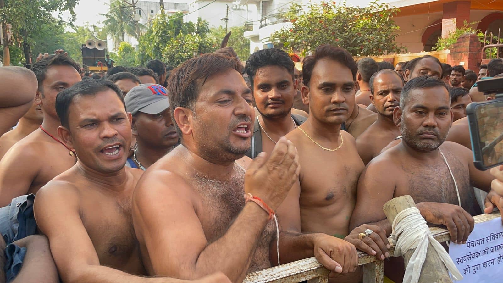 आक्रोशित PSS कर्मी अर्धनग्न होकर पहुंचे JMM दफ्तर, सरकार के खिलाफ लगाए नारे, कहा मांग पूरी नहीं हुई तो करेंगे आत्म दाह