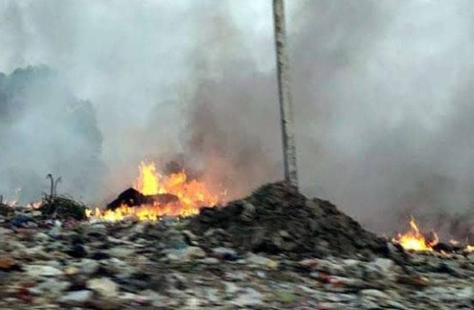Tatanagar railway station:जहरीली हवा के बीच लोगों का सांस लेना हुआ मुश्किल, देखें कैसे टाटानगर रेलवे स्टेशन के पास जलाया जा रहा कचरा