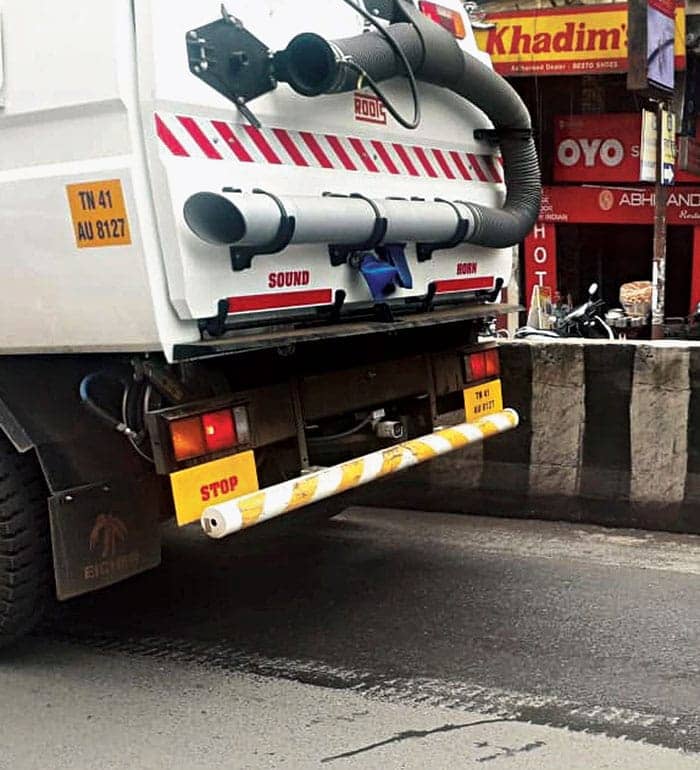 DHANBAD: सड़क साफ करने वाली swiping मशीन खुद कचड़ा बनने की राह पर,जनता के टैक्स के पैसे का यह हाल?