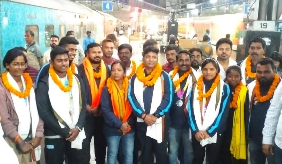 गोवा राष्ट्रीय खेल में जमशेदपुर के खिलाड़ियों ने लहराया परचम, रेलवे स्टेशन पर ढोल एवं नगाड़े के साथ हुआ ज़ोरदार स्वागत
