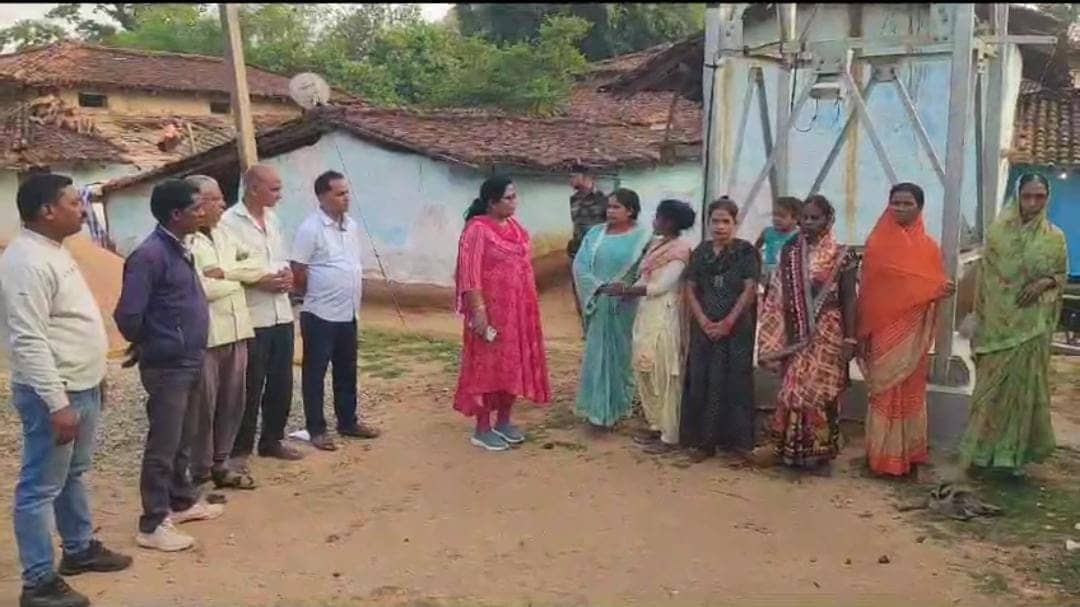 गुमला में नल जल योजना में भारी गड़बड़ी, ग्रामीणों ने जिला परिषद अध्यक्ष से की शिकायत तो हुई ये कार्रवाई   