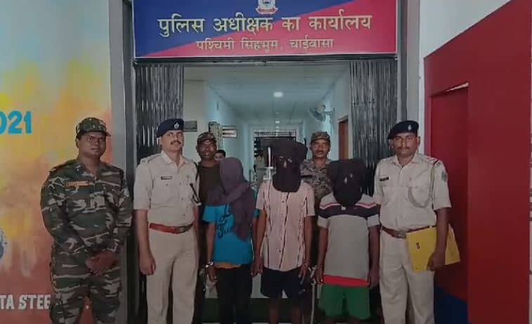 चाईबासा में पुलिस और सीआरपीएफ की बड़ी कामयाबी, तीन नक्सली गिरफ्तार, आईईडी विस्फोटक बनाने का सामान बरामद