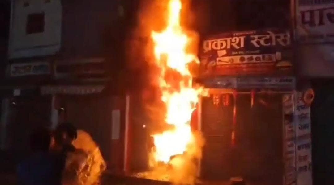 सीतामढ़ी:शॉट सर्किट से दुकान और निजी विद्यालय में लगी आग, 20 लाख की  संपत्ति जलकर राख   