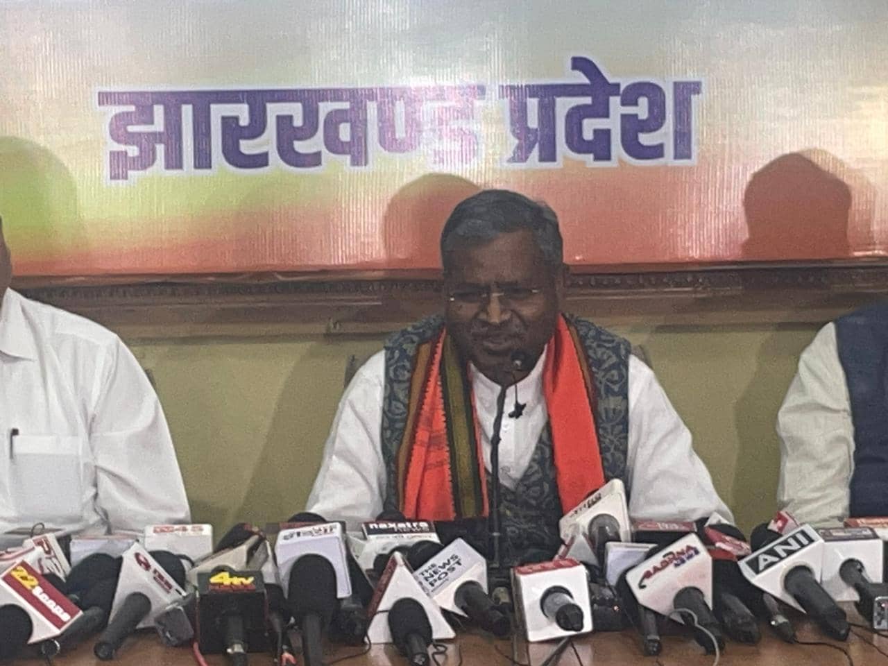 भाजपा प्रदेश कार्यालय में पीएम के आगमन को लेकर बैठक, बाबूलाल मरांडी ने भाजपा सरकार की उपलब्धि को गिनाया