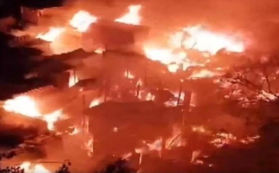 चाईबासा: देर रात मंगलाहाट में लगी आग, दर्जनों दुकानों जलकर राख, पढ़ें कितने का हुआ नुकसान