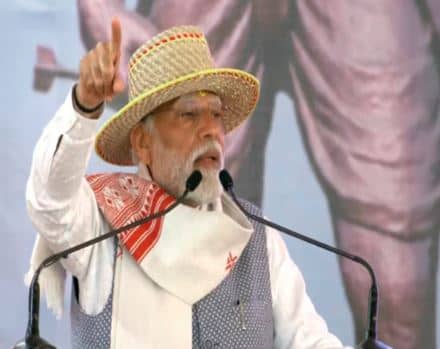 खूंटी पहुंचकर प्रधानमंत्री मोदी हुए अभिभूत, कहा- ‘’ आज बिरसा मुंडा की धरती की मिट्टी को माथे से लगाने का मिला सौभाग्य’’